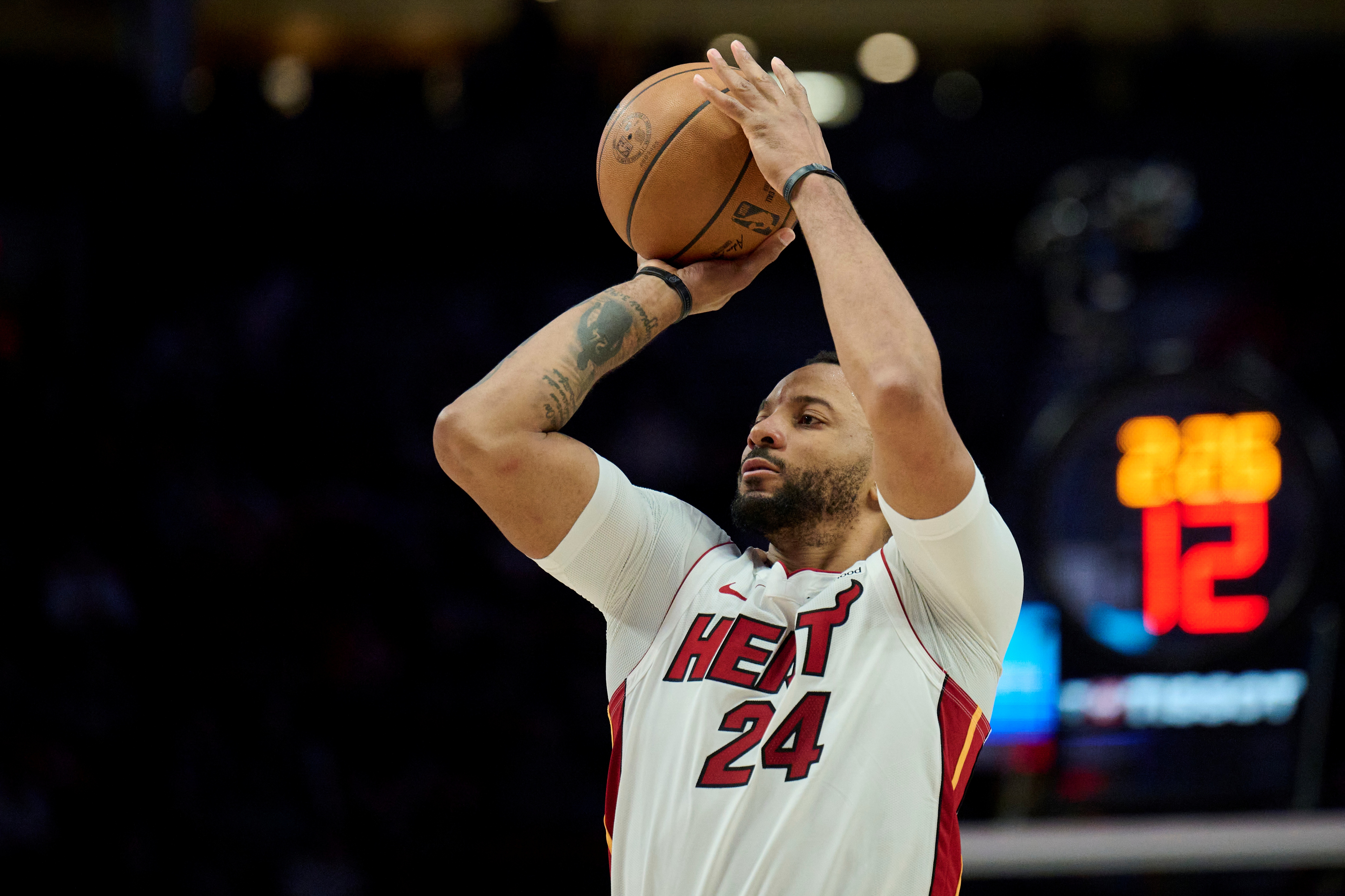 官方入口-板凳发力！诺曼·鲍威尔替补17中8砍下25分 三分7中3